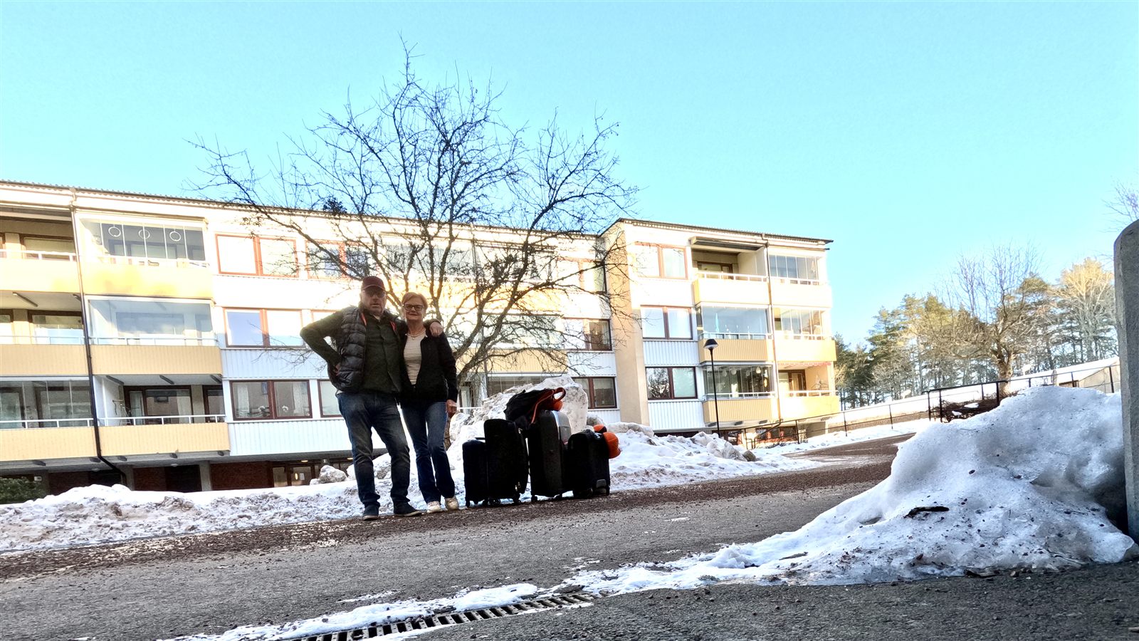 Vi två med alla väskor packade, redo att lämna Västerås
